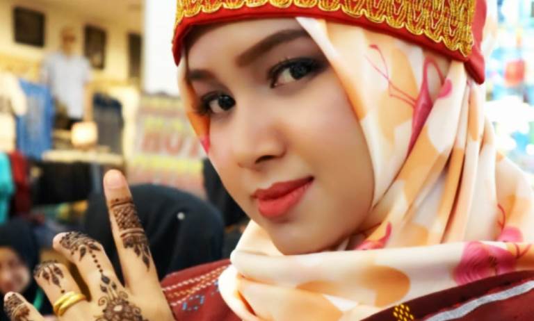 Bakat Melukis Membawa Kesuksesan Sarah di Dunia Henna Art 